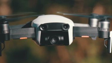 İle robot bir kamera havada uçuşu. Ormandaki yerden quadcopter uçar