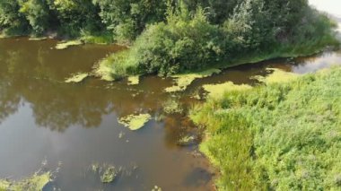 Belgili tanımlık nehir yatak dron üst görünümden olduğunu