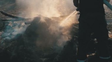 Bir yangın bir Firehose tarafından suyla söndürmek