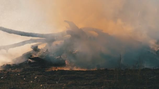 Éteindre un feu avec de l'eau par un tuyau d'incendie 
