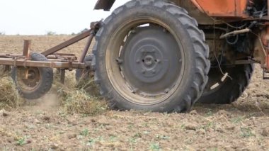 Eski traktör alan çiftçilik. Ağır çekim