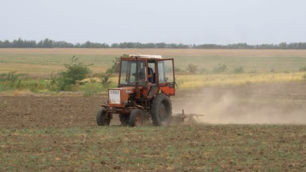 Old tractor plowing field — Stock Video