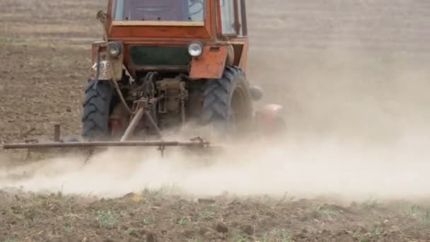 Ancien champ de labour tracteur — Video