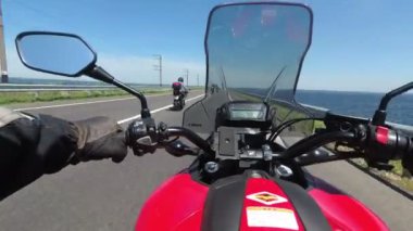 Motosiklet bisikletçileri bir sütunda yolda dümen göğüs görünümü
