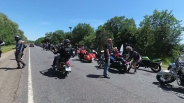 Bir sütun motosikletçi maskesi yolda duruyor. Bisiklet Festivali