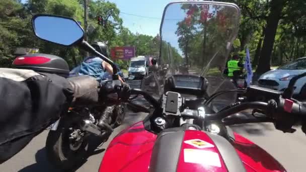 Borst zicht op het roer van het motorrijden in een kolom van fietsers op de weg — Stockvideo
