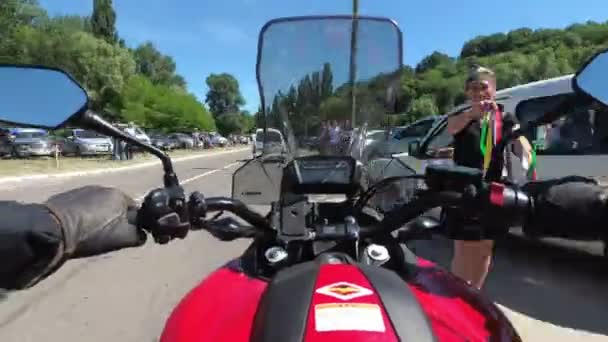 Borst zicht op het roer van het motorrijden in een kolom van fietsers op de weg — Stockvideo