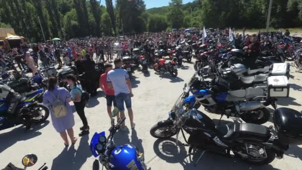 Motocykle jeździć na festiwalu. Wiele motocykli jeździć na rowerze festiwalu. — Wideo stockowe