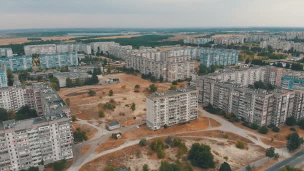 Widok z lotu ptaka wielokondygnacyjnych budynków mieszkalnych w mieście — Wideo stockowe