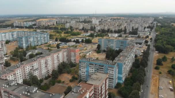 Vista aérea de edificios residenciales de varios pisos en la ciudad — Vídeo de stock