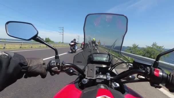 Peito vista no leme da motocicleta equitação em uma coluna de motociclistas na estrada — Vídeo de Stock