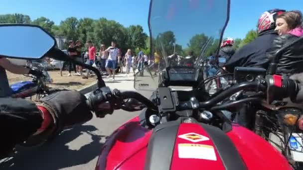 Bröstet syn på rodret för motorcykel i en kolumn av cyklister på vägen — Stockvideo