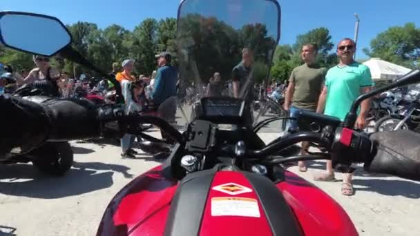 Bröstet syn på rodret för motorcykel i en kolumn av cyklister på vägen — Stockvideo