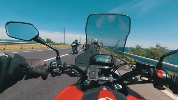 Vista del pecho en el timón de la motocicleta en una columna de ciclistas en la carretera — Vídeo de stock