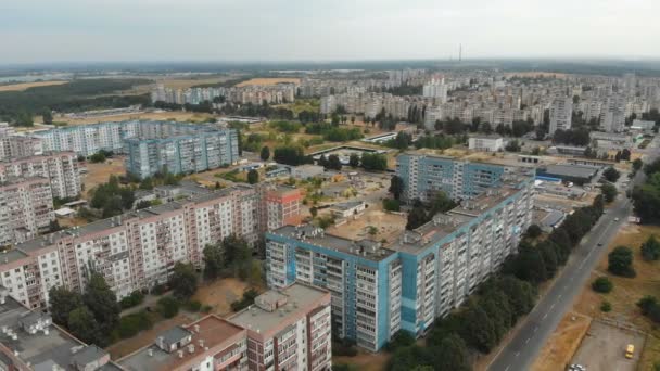 Vue aérienne des immeubles résidentiels à étages de la ville — Video