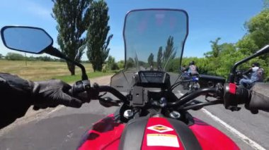 Motosiklet bisikletçileri bir sütunda yolda dümen göğüs görünümü