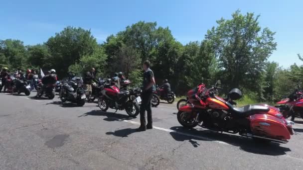 Bir sütun motosikletçi maskesi yolda duruyor. Bisiklet Festivali — Stok video