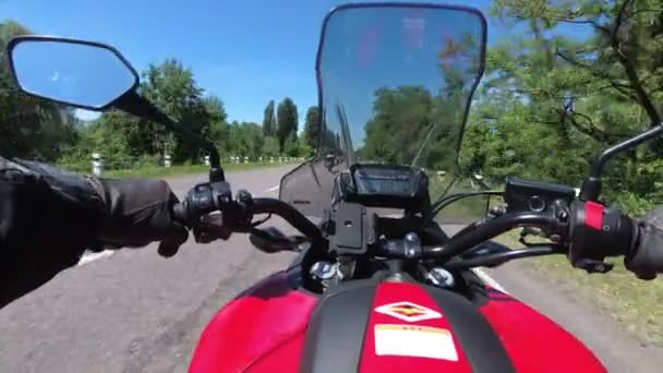 Brystbillede på roret af motorcykel ridning i en kolonne af motorcyklister på vejen – Stock-video