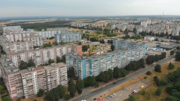 Luchtfoto van residentiële meerdere verdiepingen gebouwen in de stad — Stockvideo