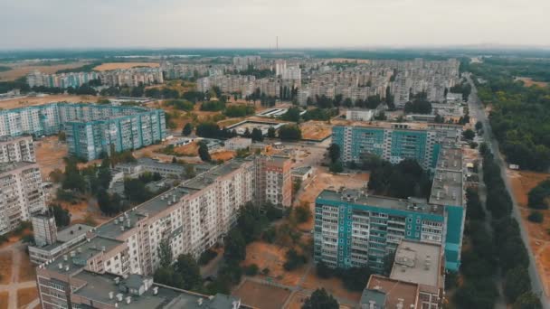 Çok katlı konut şehrin havadan görünümü — Stok video
