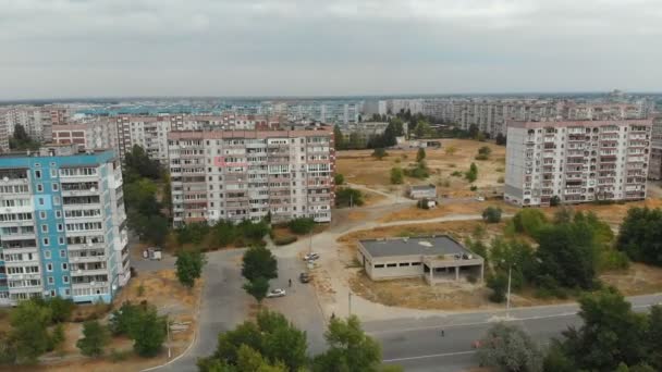 Vista aérea de edificios residenciales de varios pisos en la ciudad — Vídeo de stock