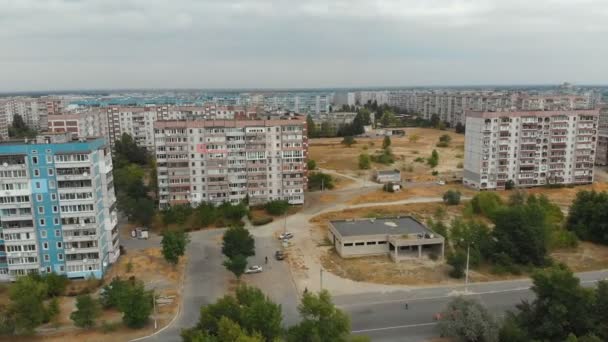 Luchtfoto van residentiële meerdere verdiepingen gebouwen in de stad — Stockvideo