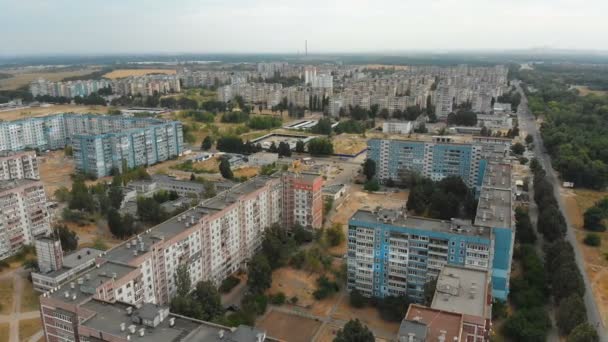 Luftaufnahme von mehrstöckigen Wohngebäuden in der Stadt — Stockvideo