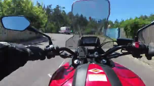 Vista del pecho en el timón de la motocicleta en una columna de ciclistas en la carretera — Vídeo de stock