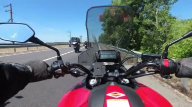 Motosiklet bisikletçileri bir sütunda yolda dümen göğüs görünümü