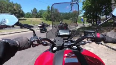 Motosiklet bisikletçileri bir sütunda yolda dümen göğüs görünümü