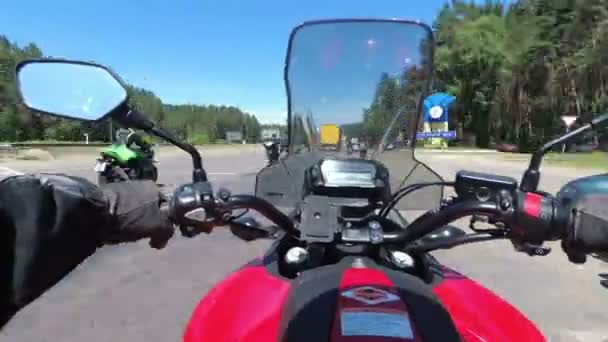 Brustbild am Steuer eines Motorrads in einer Kolonne von Motorradfahrern auf der Straße — Stockvideo