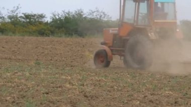 Eski traktör alan çiftçilik