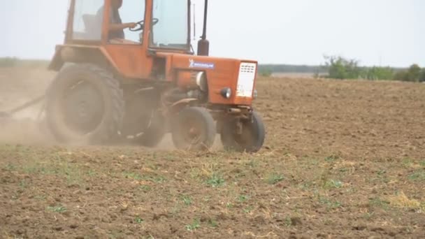 Oude trekker van de ploegen van het veld — Stockvideo