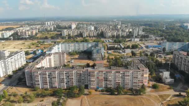 Letecký pohled na obytných vícepodlažních budov ve městě — Stock video