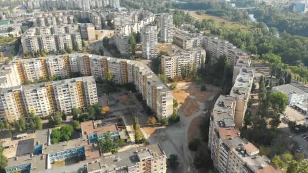 Vista aérea dos edifícios residenciais de vários andares da cidade — Vídeo de Stock