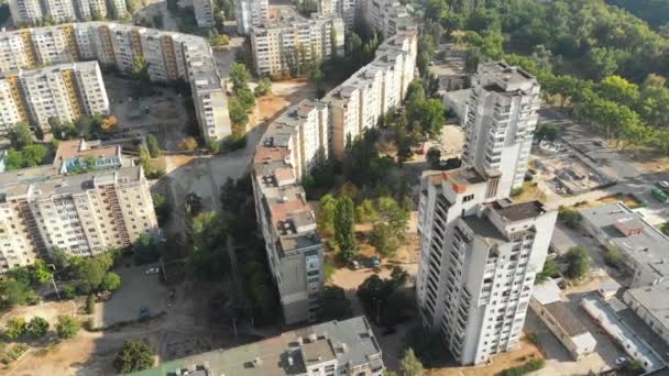 Vista aérea de edificios residenciales de varios pisos en la ciudad — Vídeo de stock