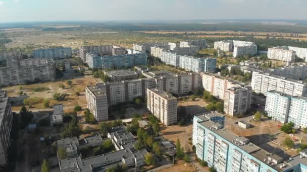 Vista aérea dos edifícios residenciais de vários andares da cidade — Vídeo de Stock