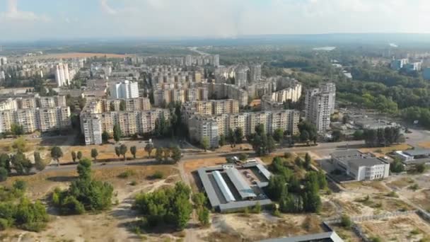 Αεροφωτογραφία των οικιστικών πολυώροφα κτίρια στην πόλη — Αρχείο Βίντεο