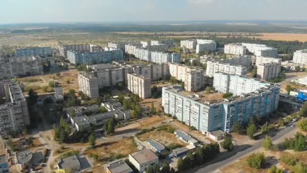 Vista aérea dos edifícios residenciais de vários andares da cidade — Vídeo de Stock