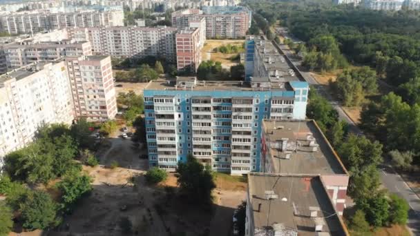 Vista aérea de edificios residenciales de varios pisos en la ciudad — Vídeos de Stock