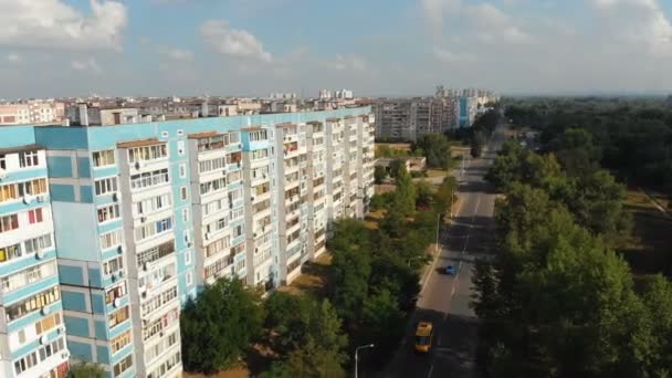 Vista aérea de edificios residenciales de varios pisos en la ciudad — Vídeo de stock