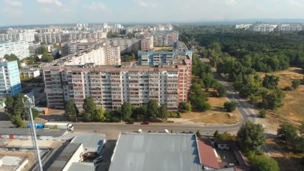 Vista aérea de edificios residenciales de varios pisos en la ciudad — Vídeo de stock