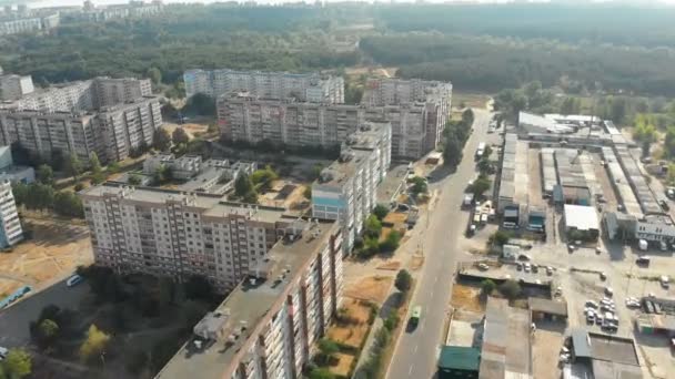 Vue aérienne des immeubles résidentiels à étages de la ville — Video