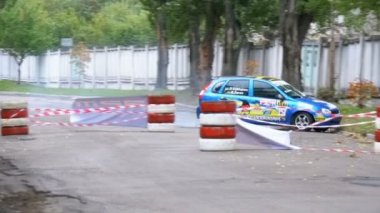 Ralli şampiyonasında. Spor arabalar şehir de asfalt yol üzerinde yarış ralli