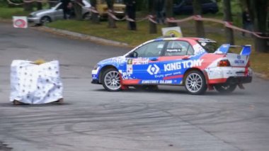 Ralli şampiyonasında. Spor arabalar şehir de asfalt yol üzerinde yarış ralli