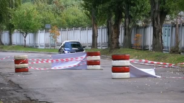 Campionatul la Raliu. Rally Racing pe masini sport pe drumul de asfalt în oraș — Videoclip de stoc