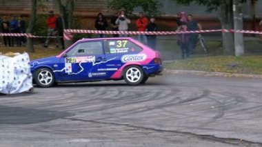Ralli şampiyonasında. Spor arabalar şehir de asfalt yol üzerinde yarış ralli
