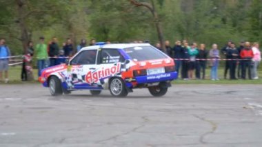 Ralli şampiyonasında. Spor arabalar şehir de asfalt yol üzerinde yarış ralli