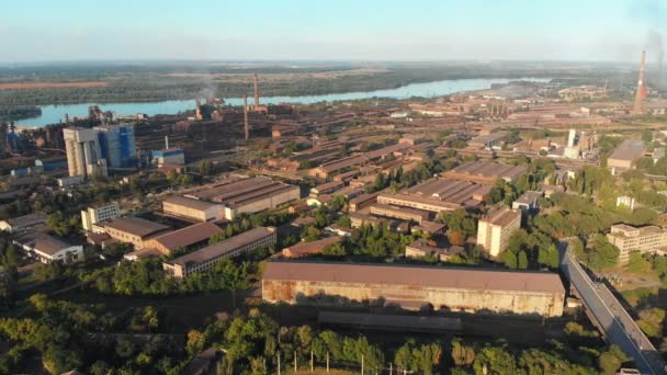 Widok z lotu ptaka zakładu przemysłowego z fajek w pobliżu miasta. Strefa przemysłowa — Wideo stockowe