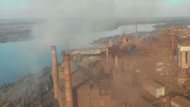 Flygfoto över industrianläggningen med rökpipor nära staden. Industriområde — Stockvideo